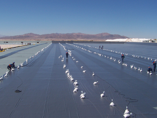 防滲土工膜施工現場